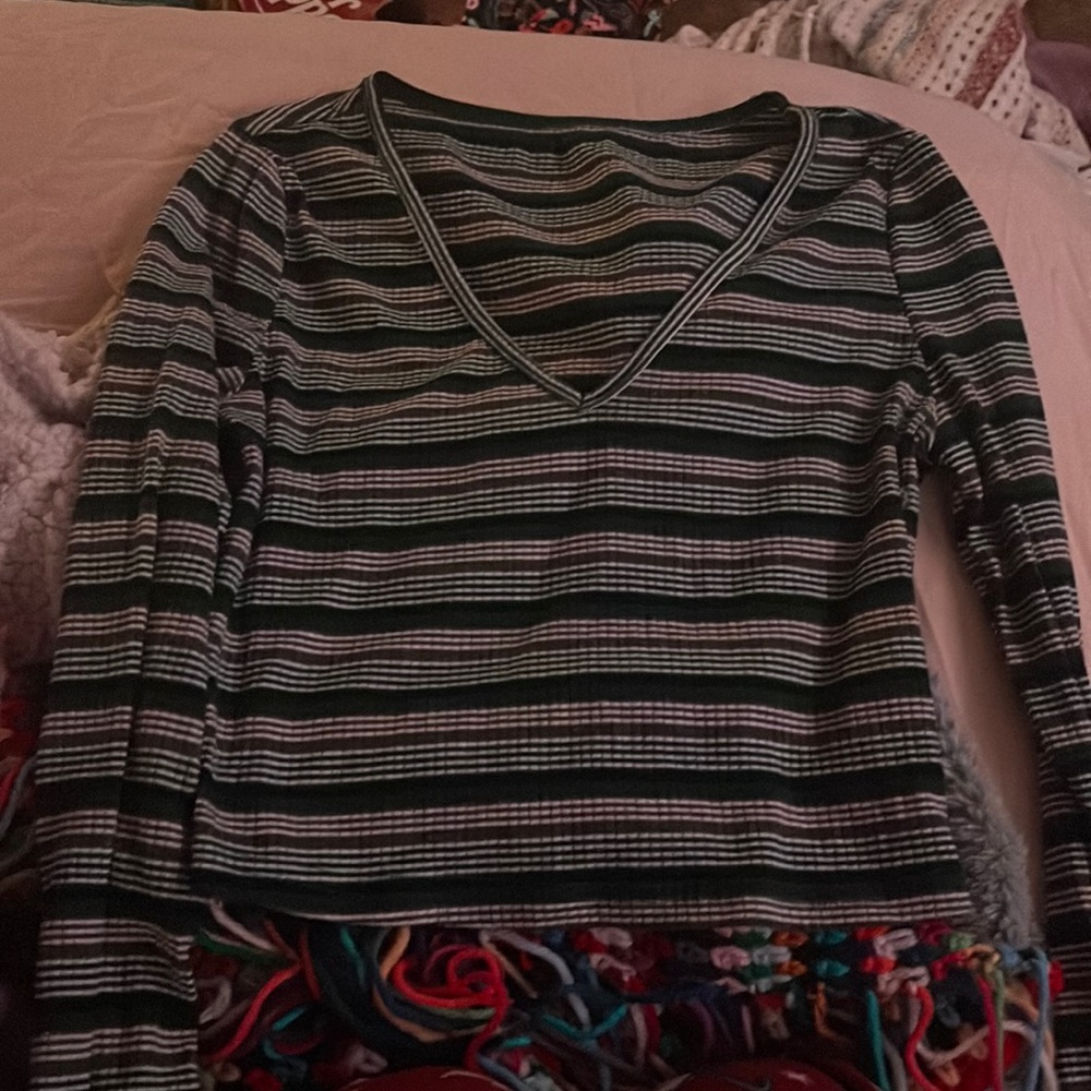 Long sleeve cropped green shirt